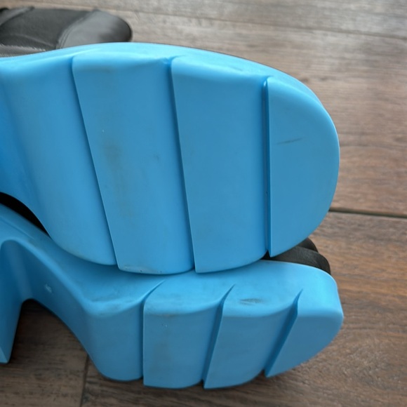 Unlace Italian NWOT Leather with Blue rubber bottom. No box - Picture 9 of 10